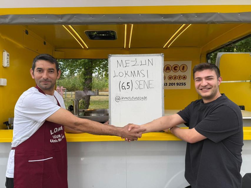 Üniversiteden 6,5 yıl sonra mezun olunca lokma döktürdü