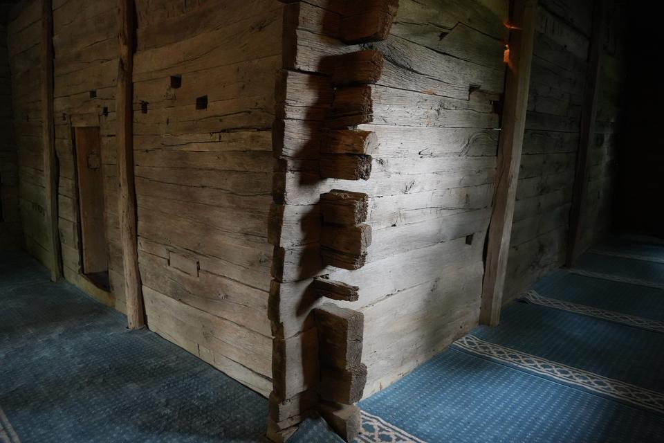 7 ASIRDIR AYAKTA: TEK BİR ÇİVİSİ BİLE YOK BU CAMİDE USTALIK DETAYLARDA GİZLİ "GECELERİ BURADA IŞIKLARIN YANDIĞINI GÖRENLER VAR. İÇERİDE BİR ŞEYLERİN OLDUĞUNU BİZ DE HİSSEDİYORUZ"