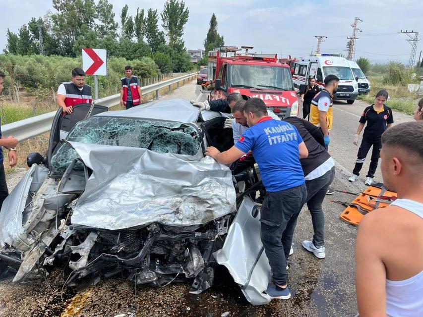 Otomobiller kafa kafaya çarpıştı: 1 ölü, 1 yaralı
