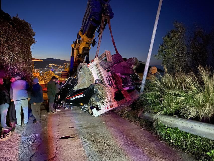 Vinçten düşen iş makinesi paniğe neden oldu