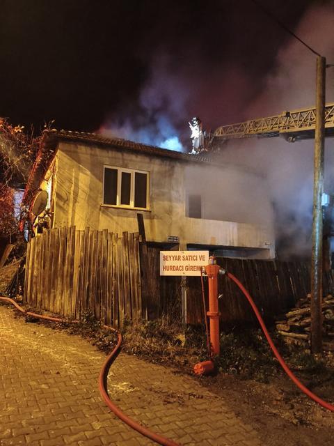 Samanlıkta başlayan yangın eve sıçradı