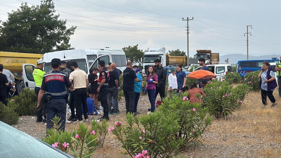 BODRUM'DA CAN PAZARI: MİNİBÜSLE OTOMOBİL ÇARPIŞTI, 15 KİŞİ YARALANDI