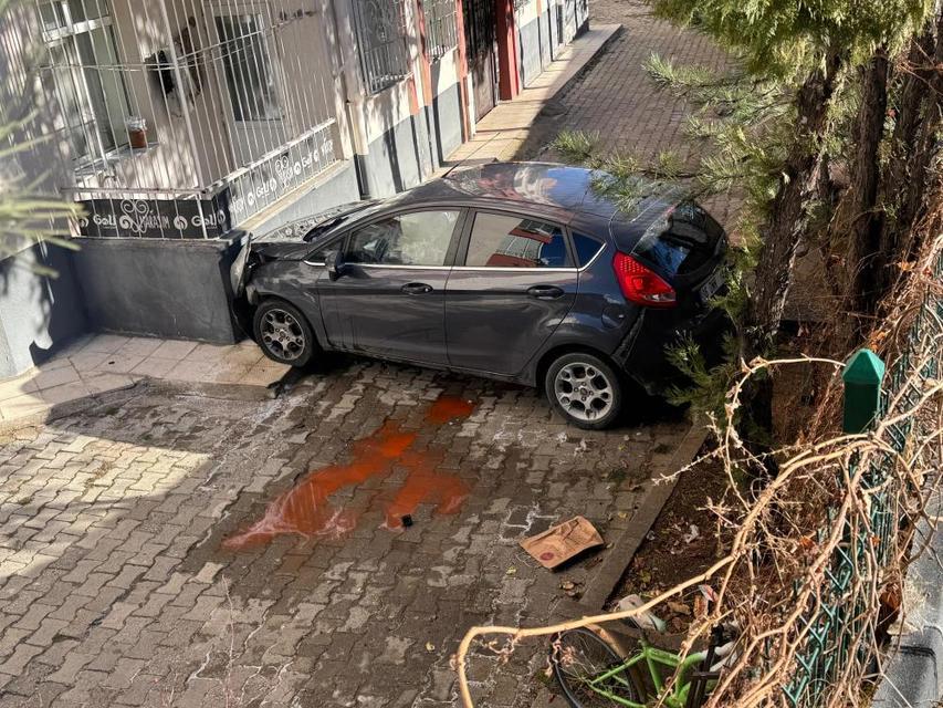 Araç apartman bahçesine düştü: 4 yaralı