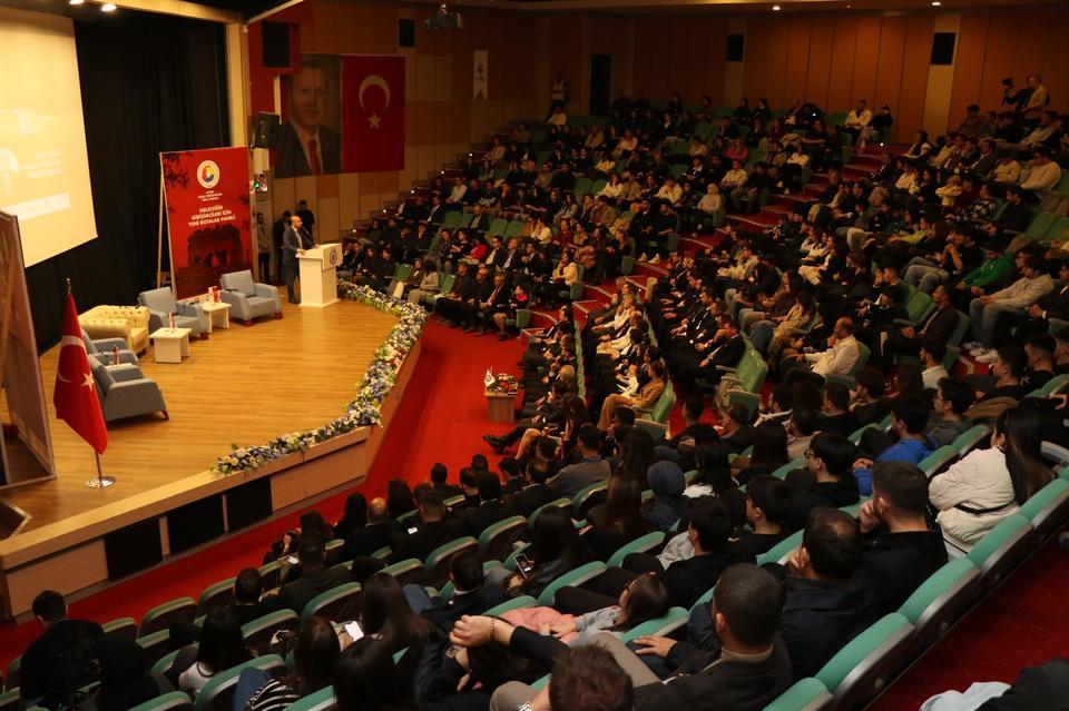 Aydın’da “Geleceğin Girişimcileri İçin Yeni Rotalar” paneline yoğun ilgi