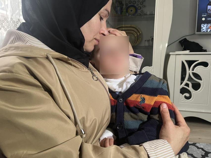 Dehşet anı! 2 yaşındaki çocuk boğazından bıçaklandı, anne feryat etti