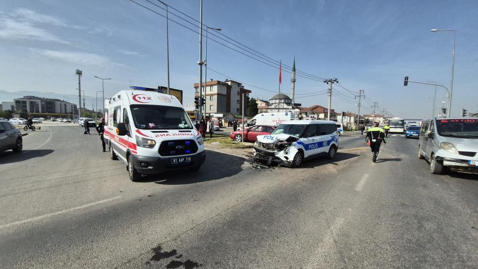 Kavşakta otomobiller çarpıştı: 2'si polis 6 yaralı