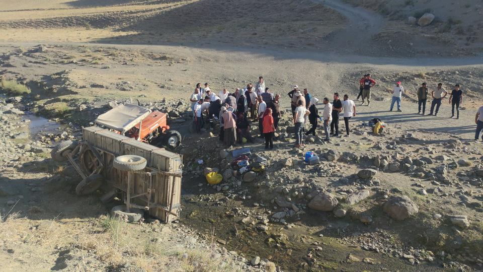 Traktörün römorku devrildi: 10'a yakın yaralı