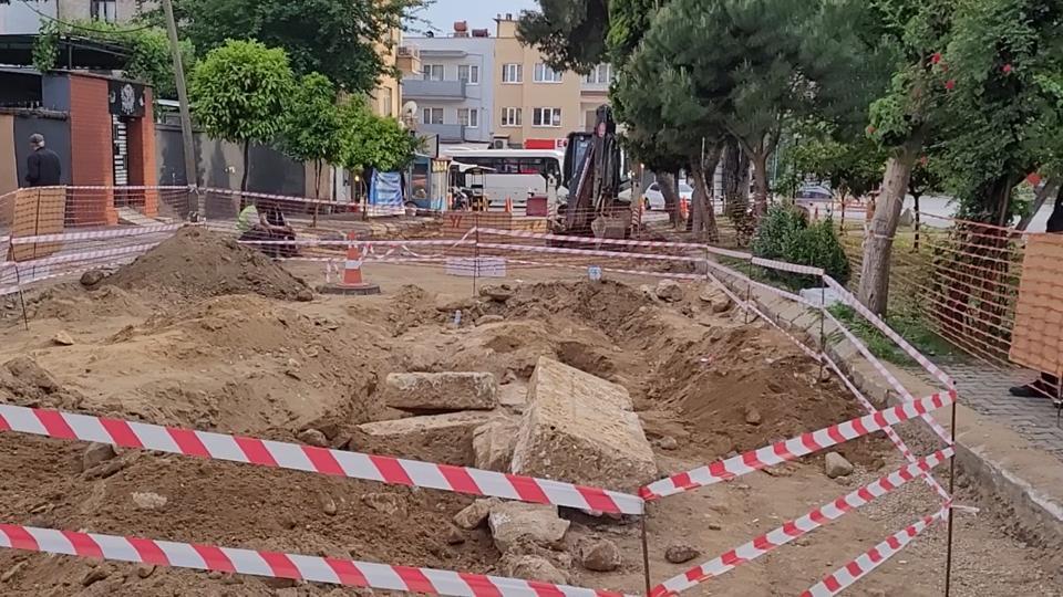 YOL ÇALIŞMASINDAN TARİH FIŞKIRDI, BÖLGEDE ÇALIŞMALAR DURDURULDU ROMA DÖNEMİ'NE AİT KREMASYON KÜPLER VE İNSAN KEMİKLERİ BULUNDU