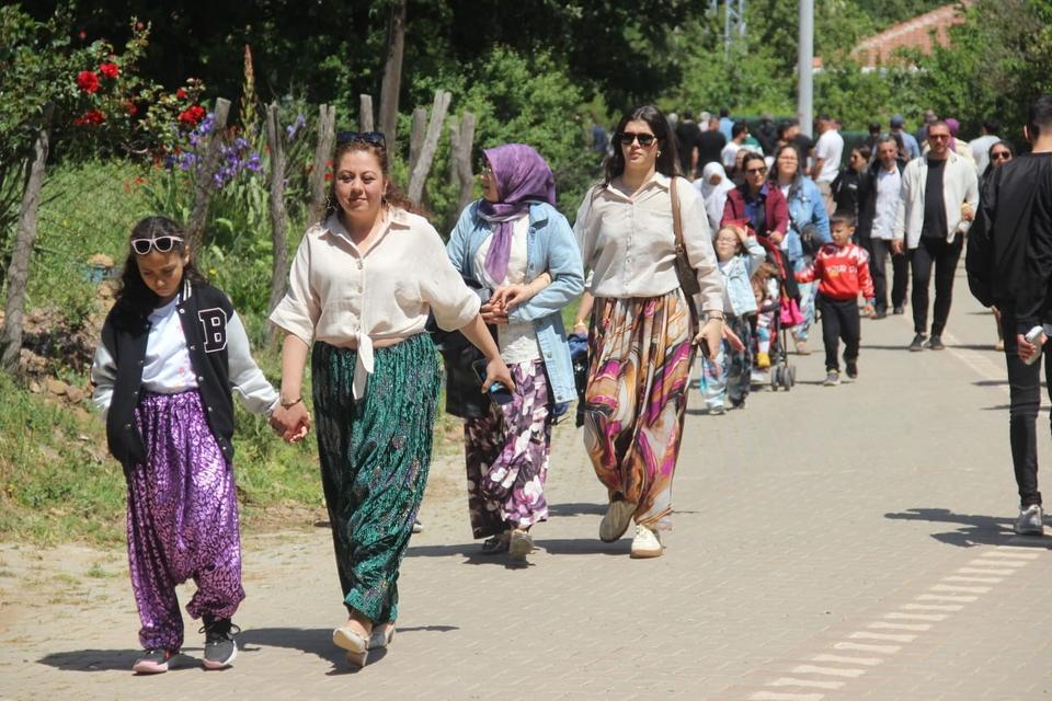 AŞIKLAR SOKAĞI'NDA GENÇLER KISMETİNİ ARADI