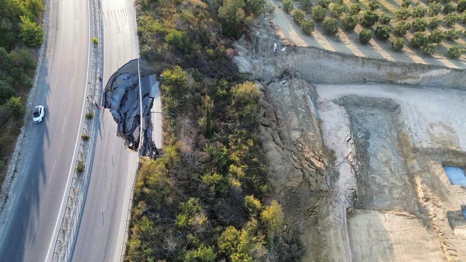 Söke-Kuşadası yolunda göçük havadan görüntülendi