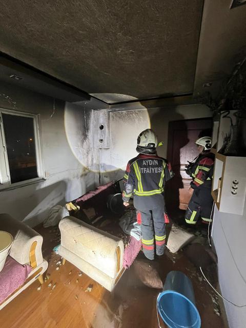 AYDIN'DA EV YANGINI: 2 KİŞİ DUMANDAN ETKİLENDİ