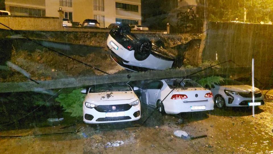 İstinat duvarı araçların üzerine devrildi