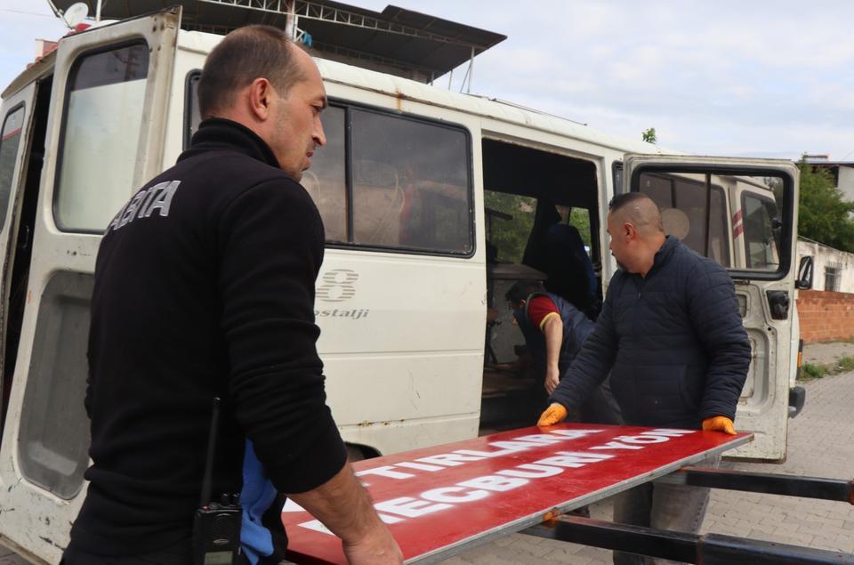 NAZİLLİ'DE İZİNSİZ ASILAN TABELA VE DUBALARA SÖKÜLDÜ