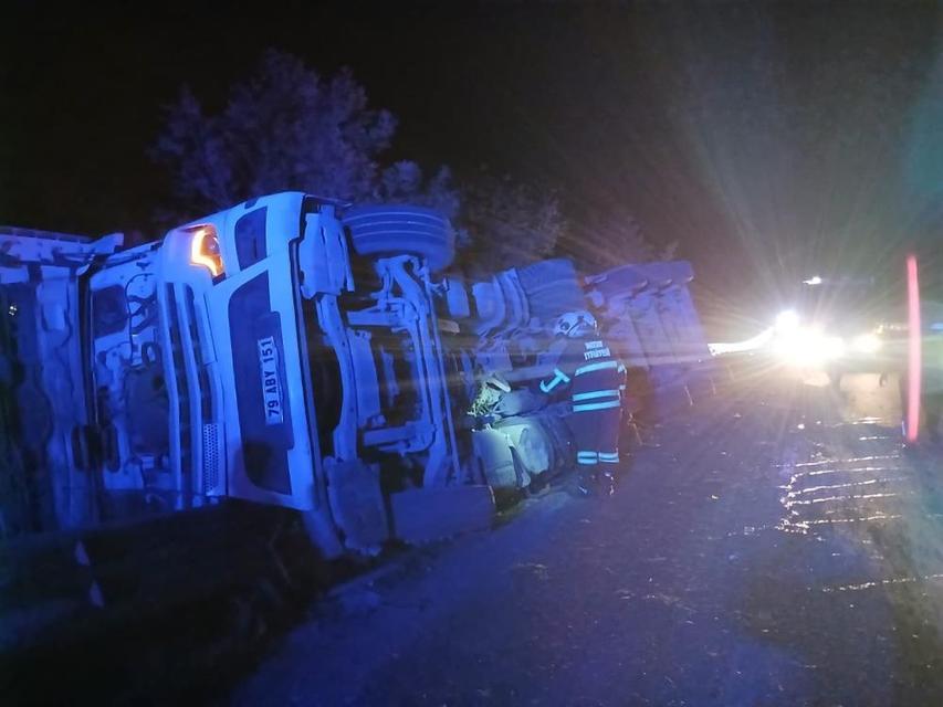 Devrilen tırın sürücüsü yaralandı