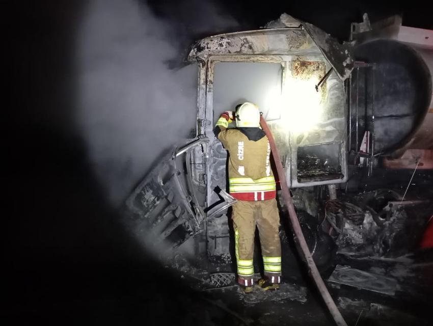 Seyir halindeki tır alevlere teslim oldu