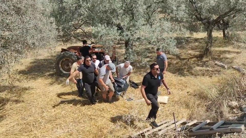 DEVRİLEN TRAKTÖRÜN ALTINDA KALAN SÜRÜCÜ HAYATINI KAYBETTİ