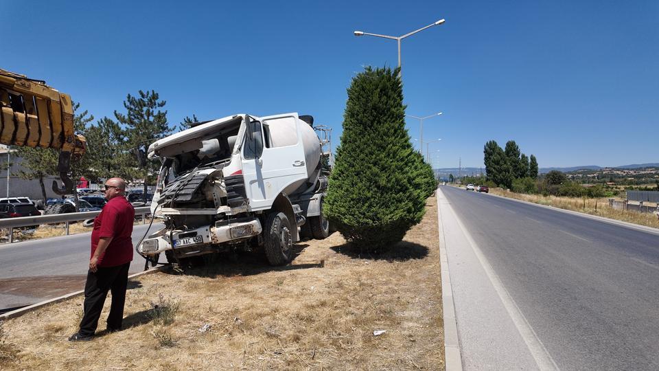 Mikser tıra çarptı: 1 yaralı