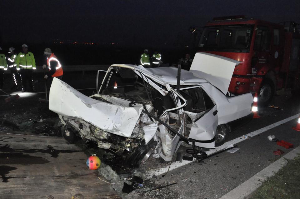 MANİSA'DA FECİ KAZA: 2 ÖLÜ, 5 YARALI