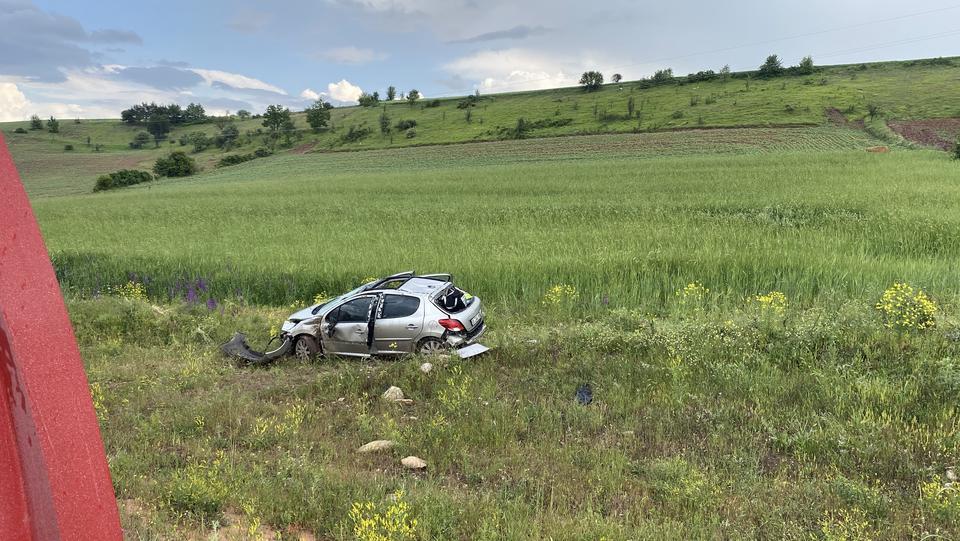 Tarlaya uçan otomobildeki 3 kişi yaralandı