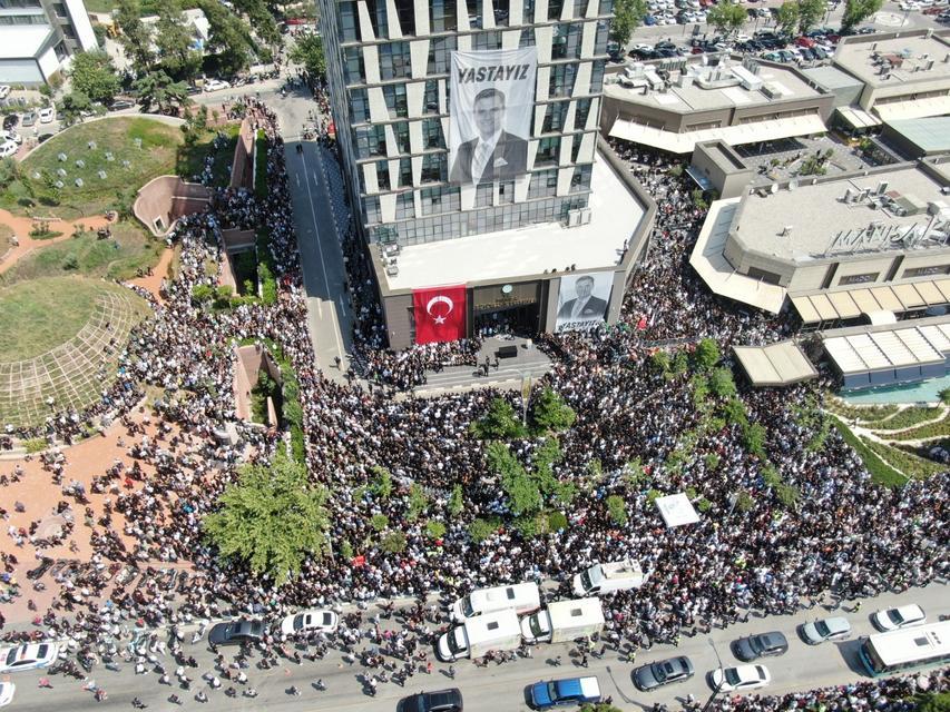 BELEDİYE ÖNÜNE BAŞKAN ZEYREK'E ACI VEDA CHP GENEL BAŞKANI ÖZGÜR ÖZEL, YOL ARKADAŞI ZEYREK'E GÖZYAŞLARIYLA VEDA ETTİ ON BİNLERCE MANİSALI, BAŞKANLARINI UĞURLADI