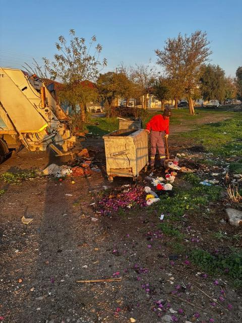 ÇÖP KONTEYNERLERİ İLÇE KANALINA ATILDI, BELEDİYE HUKUKİ SÜREÇ BAŞLATACAK