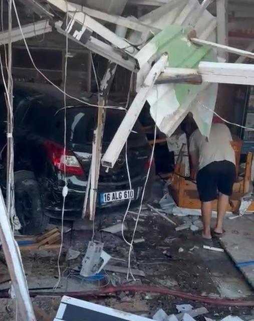 Otomobil lokantaya girdi: 5 kişi hastanelik oldu