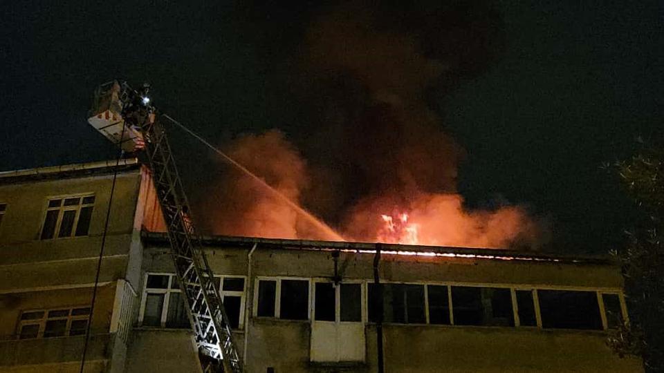 4 katlı binanın çatısı alev alev yandı