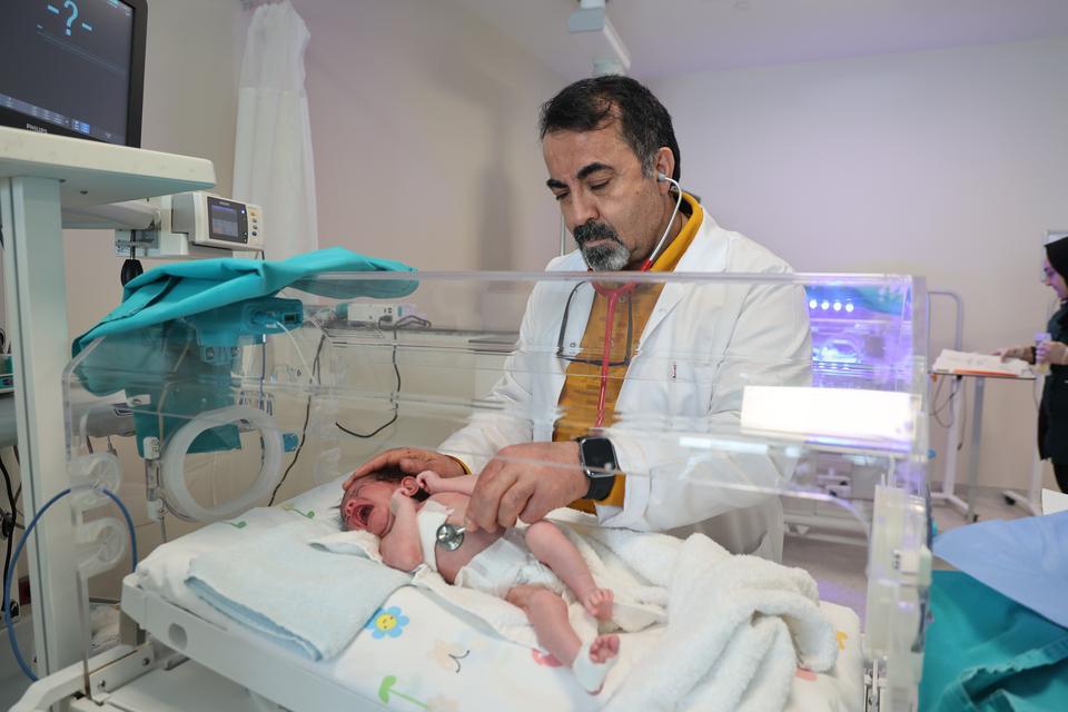 DOĞUŞTAN YEMEK BORUSU OLMAYAN 4 GÜNLÜK BEBEK, ELAZIĞ'DA HAYATA TUTUNDU ŞANLIURFA'DAN ELAZIĞ'A UZANAN UMUT HİKAYESİ