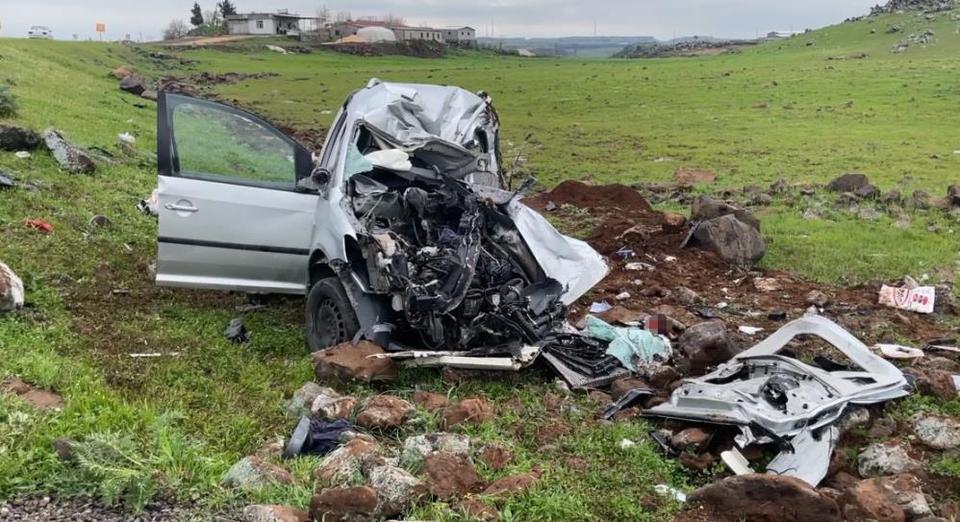 Tır ile hafif ticaret aracı çarpıştı: 2 ölü, 1 yaralı