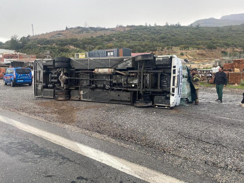 İZMİR'DE SPORCULARI TAŞIYAN OTOBÜS DEVRİLDİ: 4 YARALI