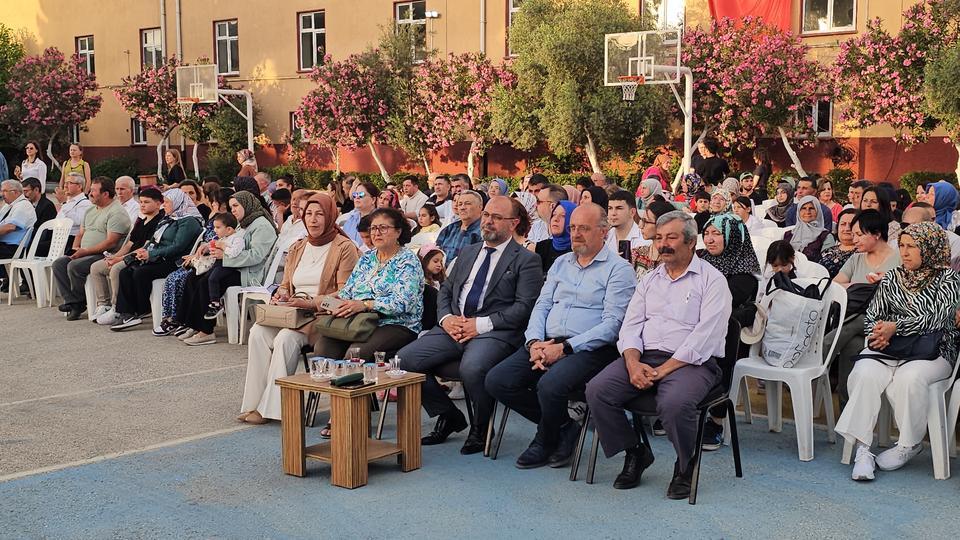 NAZİLLİ'DE MESLEK LİSELİLERİNİN MEZUNİYET SEVİNCİ