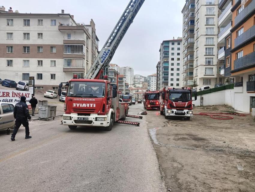 Ev yangınında mahsur kalan anne ile oğlu kurtarıldı