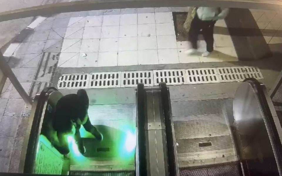 Şehir magandaları kamerada: Yürüyen merdiveni durdurup kaçtılar
