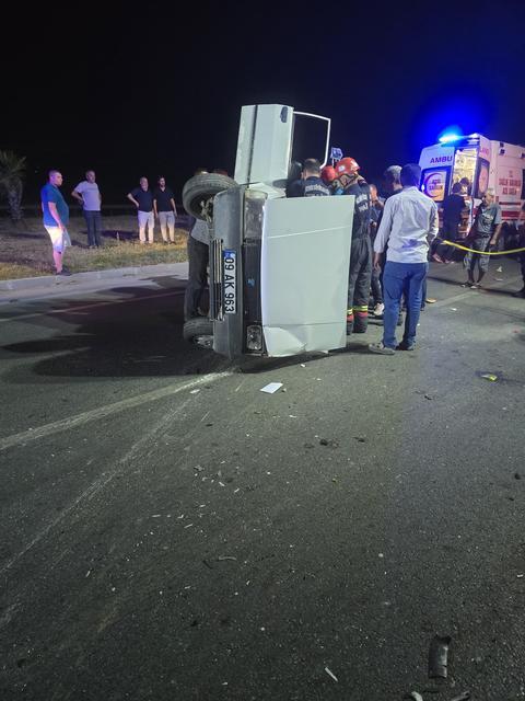 TİCARİ ARAÇ İLE ÇARPIŞAN OTOMOBİL YAN YATTI: 3 YARALI
