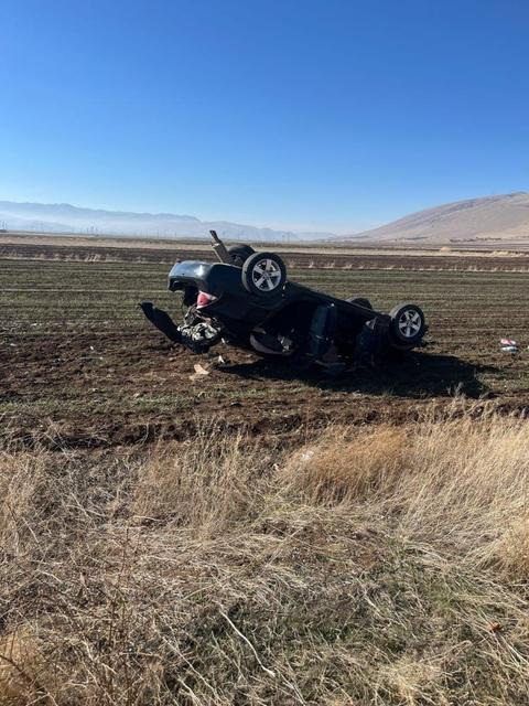 Otomobil şarampole devrildi