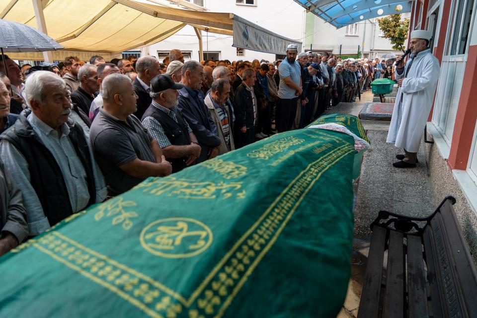 ANNE, BABA VE OĞULLARINA YÜREK BURKAN VEDA ANNE, BABA VE 6 YAŞINDAKİ OĞULLARI KAZADA ÖLDÜ, 4 YAŞINDAKİ KIZLARI TEDAVİ ALTINDA FECİ KAZADA HAYATINI KAYBEDEN 5 KİŞİ SON YOLCULUĞUNA UĞURLANDI