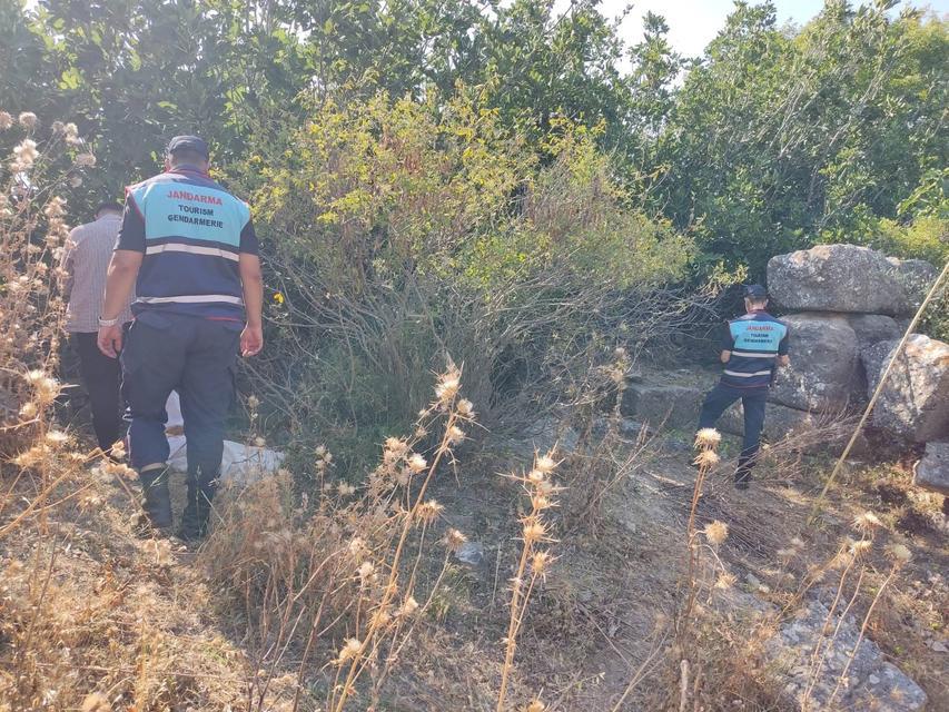 Sit alanında ilek toplarken jandarmaya yakalandılar