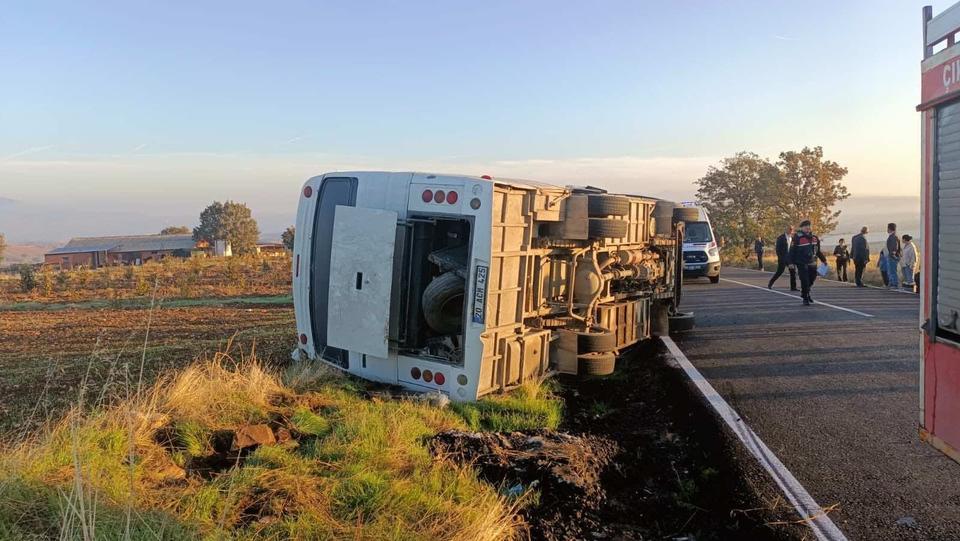 Tarım işçilerini taşıyan midibüs devrildi; Çok sayıda yaralı var