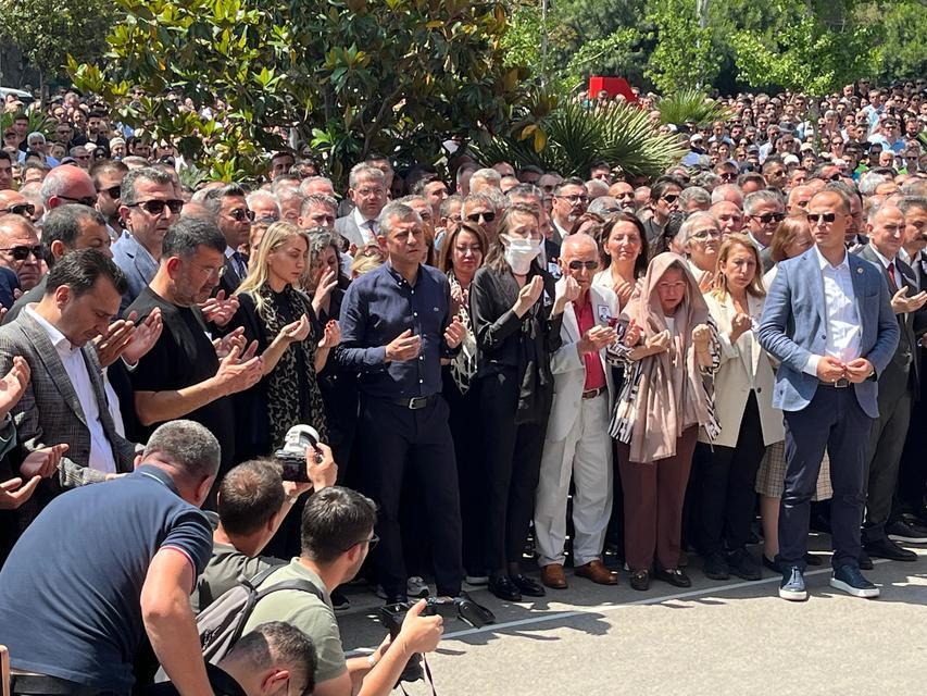BELEDİYE ÖNÜNE BAŞKAN ZEYREK'E ACI VEDA CHP GENEL BAŞKANI ÖZGÜR ÖZEL, YOL ARKADAŞI ZEYREK'E GÖZYAŞLARIYLA VEDA ETTİ ON BİNLERCE MANİSALI, BAŞKANLARINI UĞURLADI