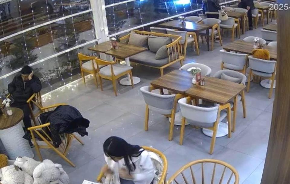 Kontrolden çıkan otomobil kafeteryaya girdi