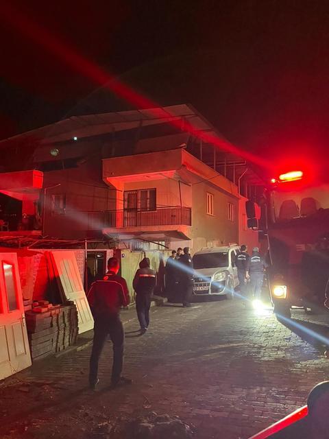 Aydın’da ev yangını: 2 kişi dumandan etkilendi