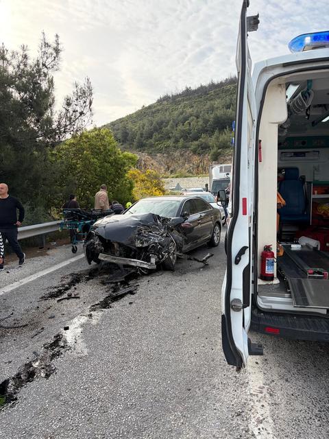 KUŞADASI'NDAKİ KAZADA YARALI SAYISI 12'YE YÜKSELDİ OTOMOBİL SÜRÜCÜSÜNÜ POLİS EKİPLERİNİN ÇALIŞMALARI BELİRLEYECEK