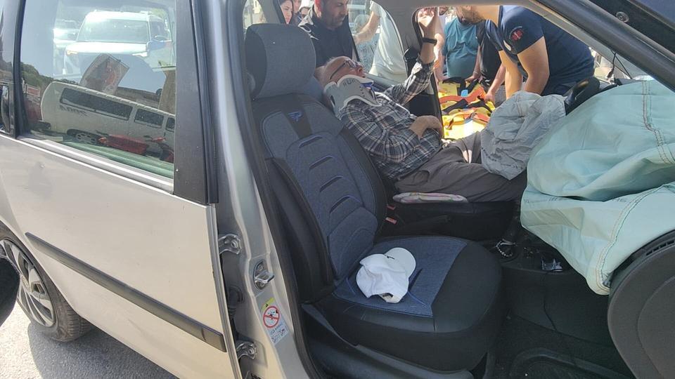 TANSİYONU DÜŞEN SÜRÜCÜ, YAYALARA ÇARPMAMAK İÇİN AĞACA ÇARPTI