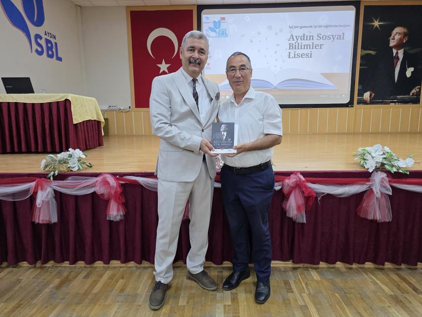 Efeler'de yöneticilere Atatürk'ün mirası emanet edildi
