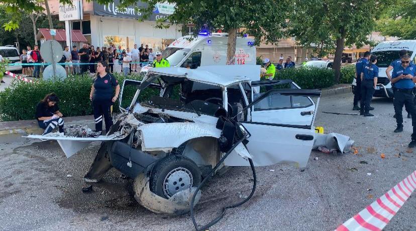 AĞACA ÇARPAN TOFAŞ HURDAYA DÖNDÜ: 1 ÖLÜ, 4 YARALI