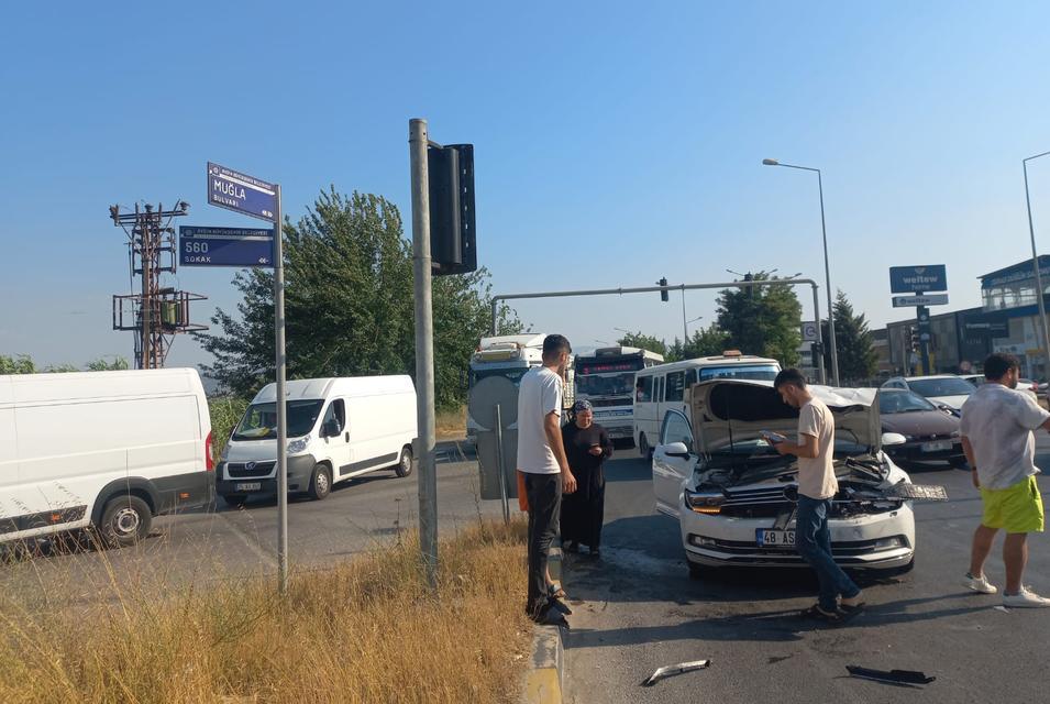 Efeler’de kırmızı ışık ihlali trafik kazasına neden oldu
