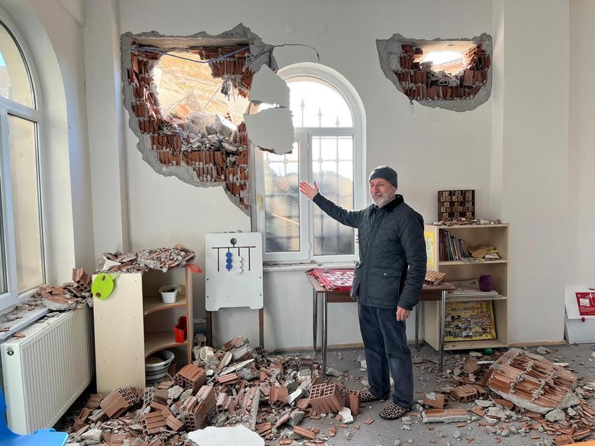 SABAH YÜRÜYÜŞÜNDE YOLUN KAYDIĞINI FARKEDEN YAŞLI KADIN 31 ÖĞRENCİNİN HAYATINI KURTARDI BURSA'DA BİR YOLA YAPILAN İSTİNAT DUVARI CAMİ İLE BİTİŞİK KUR'AN KURSUNUN ÜZERİNE YIKILDI YÜRÜYÜŞ YAPAN KADININ İHBARI SAYESİNDE KURAN KURSUNDAKİ 16'SI DÖRT İLE ALTI YAŞ ARASI ÇOCUK, 15'İ KIZ TOPLAM 31 ÖĞRENCİ YARA ALMADAN KURTULDU TAŞIYICI SÜTUNLARI ZARAR GÖREN CAMİ İBADETE KAPANIRKEN KUR'AN KURSU DA TATİL EDİLDİ.