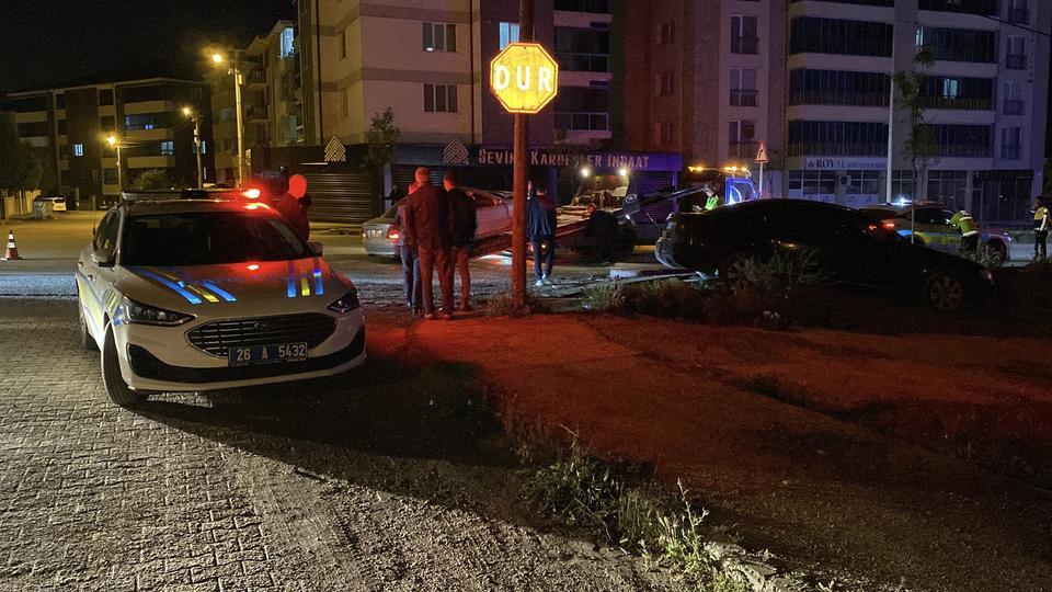 ARA SOKAKTAN ÇIKAN ARAÇ SEYİR HALİNDEKİ OTOMOBİLLE ÇARPIŞTI: 4 YARALI