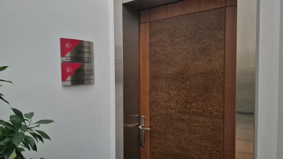 Kılıçdaroğlu'nun fotoğrafı tekrar asılıp, isimliği de takıldı
