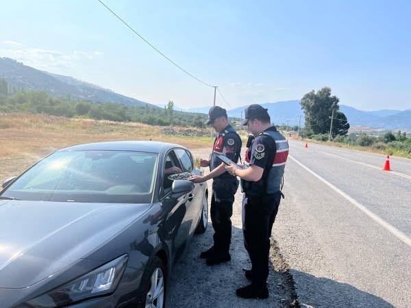 Karacasu Jandarmasından bayramda sürücülere hem uyarı hem ikram